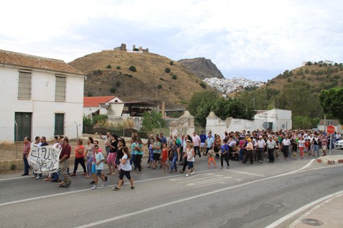 El Psoe de lora participa en la marcha vecinal para exigir un nuevo puente en la Barriada