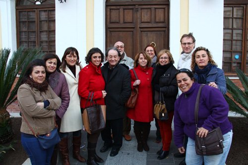 Responsables municipales socialistas se concentran en el ayuntamiento de lora para pedir un PER extraordinario y la eliminacin de peonadas